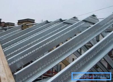 Vigas de una tubería de perfil para un edificio industrial.