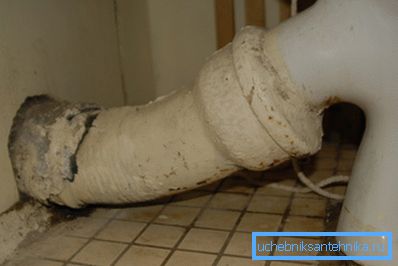 Tubería de hierro fundido y asiento de inodoro. Tubería de hierro fundido y asiento de inodoro.