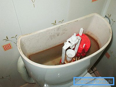 A juzgar por el color del agua, el filtro está completamente obstruido. A juzgar por el color del agua, el filtro está completamente obstruido.