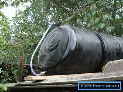 Hay muchas maneras de arreglar un barril en el techo de una ducha de verano para calentar el agua del sol. Hay muchas maneras de arreglar un barril en el techo de una ducha de verano para calentar el agua del sol.