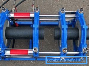 Soldadura a tope de tubos de polietileno utilizando equipos especiales. Soldadura a tope de tubos de polietileno utilizando equipos especiales.