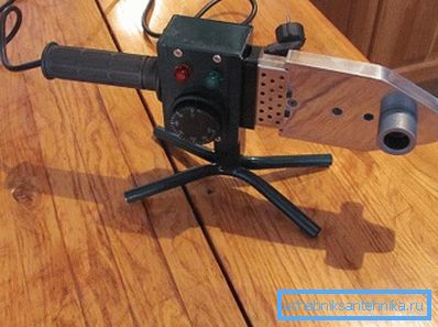 Soldador de tubos de plástico en mesa de madera Soldador de tubos de plástico en mesa de madera
