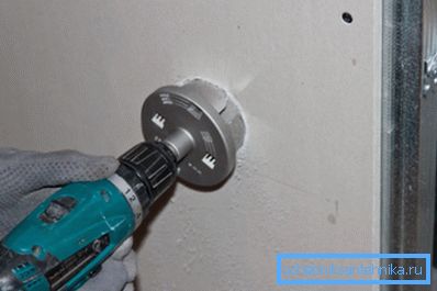 Perforando un agujero en el panel de yeso Perforando un agujero en el panel de yeso