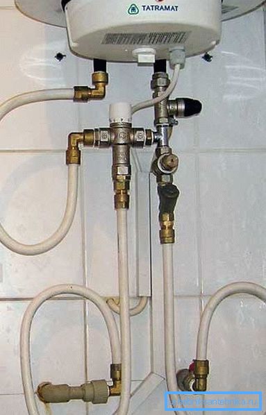 Instalación peculiar con un enfoque de diseñador. Instalación peculiar con un enfoque de diseñador.