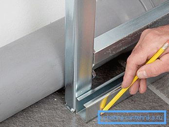 Dado que la construcción del marco se come en el área utilizable en interiores, intente colocar el perfil lo más cerca posible de las tuberías. Dado que la construcción del marco se come en el área utilizable en interiores, intente colocar el perfil lo más cerca posible de las tuberías.
