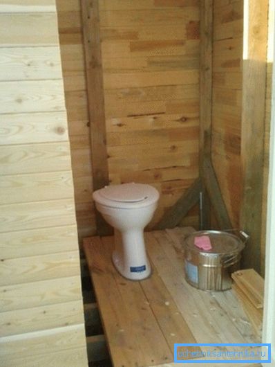 Parece un baño de campo con un baño. Parece un baño de campo con un baño.