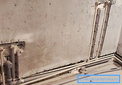 Así es como el tendido de la tubería oculta en las paredes con luz estroboscópica. Así es como el tendido de la tubería oculta en las paredes con luz estroboscópica.