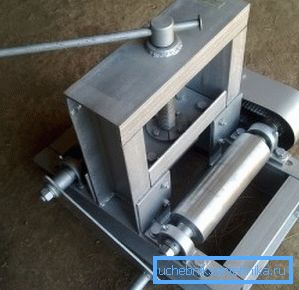 Parece un doblador de tubos para tubos perfilados, un dispositivo para productos de forma redonda tiene una configuración diferente Parece un doblador de tubos para tubos perfilados, un dispositivo para productos de forma redonda tiene una configuración diferente