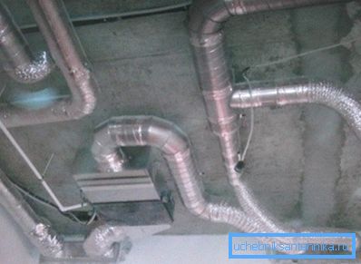 Así es como se ve la ventilación bajo un techo suspendido u otro sistema falso suspendido. Así es como se ve la ventilación bajo un techo suspendido u otro sistema falso suspendido.