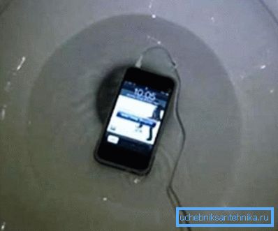 Teléfono en el baño - la situación no es agradable. Teléfono en el baño - la situación no es agradable.