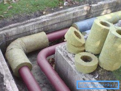 Aislamiento térmico del sistema de calefacción, tendido en la calle. Aislamiento térmico del sistema de calefacción, tendido en la calle.