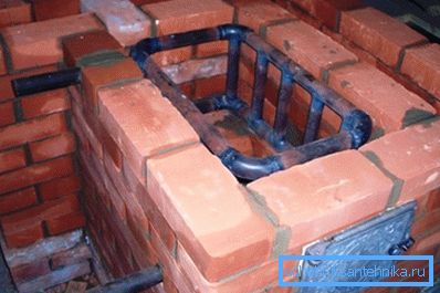 El intercambiador de calor debe adaptarse perfectamente a las dimensiones de la cámara de combustión. El intercambiador de calor debe adaptarse perfectamente a las dimensiones de la cámara de combustión.