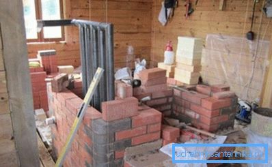 El intercambiador de calor se coloca en el horno en la etapa de construcción. El intercambiador de calor se coloca en el horno en la etapa de construcción.