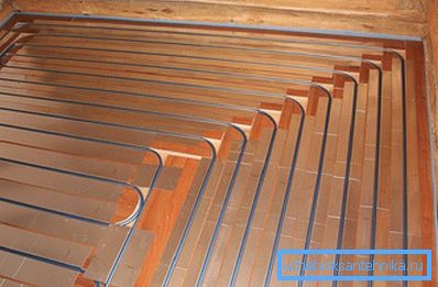 Suelo de aislamiento térmico de agua en la casa de madera. Suelo de aislamiento térmico de agua en la casa de madera.