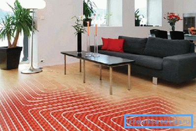 El piso de agua caliente de la calefacción central en el apartamento le permite crear un ambiente confortable. El piso de agua caliente de la calefacción central en el apartamento le permite crear un ambiente confortable.
