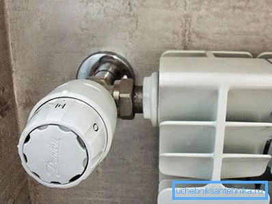 El termostato está instalado en la parte superior de la batería. El termostato está instalado en la parte superior de la batería.