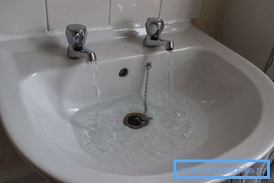 Lavabo británico típico. La foto fue tomada por un turista ruso en el puerto de Glasgow en mayo de 2014. Lavabo británico típico. La foto fue tomada por un turista ruso en el puerto de Glasgow en mayo de 2014.