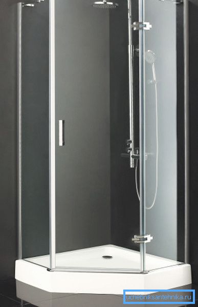 El rincón de ducha trapezoidal con bandeja 80x80 es adecuado incluso para espacios pequeños. El rincón de ducha trapezoidal con bandeja 80x80 es adecuado incluso para espacios pequeños.