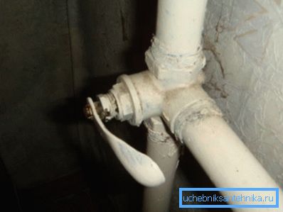 Válvula de tres vías en la torre de calefacción en Khrushchev. Estas grúas se convirtieron periódicamente en la causa de accidentes graves: los propietarios de apartamentos trataron de calentar las baterías con su ayuda. Válvula de tres vías en la torre de calefacción en Khrushchev. Estas grúas se convirtieron periódicamente en la causa de accidentes graves: los propietarios de apartamentos trataron de calentar las baterías con su ayuda.