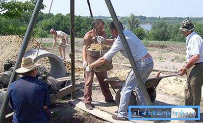 El trípode facilita la eliminación del suelo del fondo del pozo.