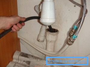 Mueva el cable lentamente, con movimientos de rotación, para que la punta afilada elimine la suciedad de las paredes de la tubería. Mueva el cable lentamente, con movimientos de rotación, para que la punta afilada elimine la suciedad de las paredes de la tubería.