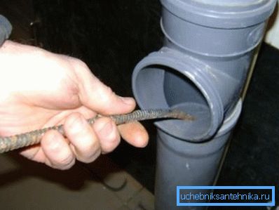 El cable es empujado a través de las tuberías hasta el El cable es empujado a través de las tuberías hasta el