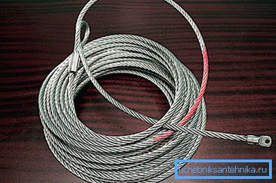 El cable mantendrá las escaleras en condiciones de funcionamiento. El cable mantendrá las escaleras en condiciones de funcionamiento.