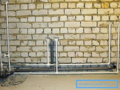 Tee (secuencial) cableado en una casa de campo en construcción. Tee (secuencial) cableado en una casa de campo en construcción.