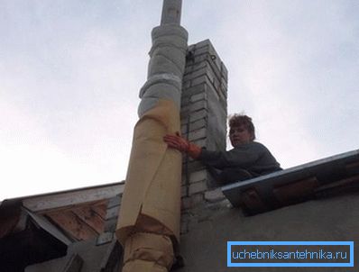 El tubo está envuelto con una capa de aislante térmico. El tubo está envuelto con una capa de aislante térmico.