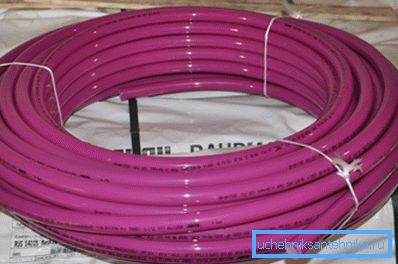 El tubo de calefacción Rehau Rautitan Pink viene en bobinas. El tubo de calefacción Rehau Rautitan Pink viene en bobinas.