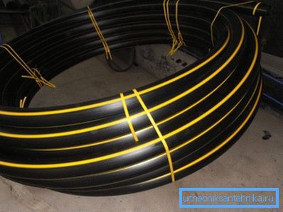 Un tubo destinado a la instalación de un gasoducto está marcado con una franja amarilla. Un tubo destinado a la instalación de un gasoducto está marcado con una franja amarilla.