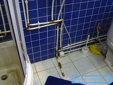 Tubos de metal y plástico.