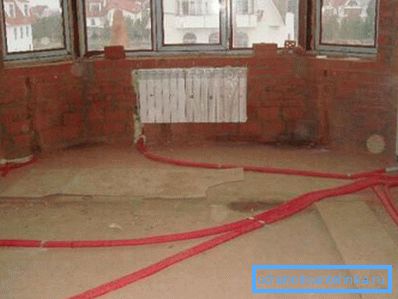 Las tuberías del sistema de calefacción radiante se colocan antes de que se llene el piso. Las tuberías del sistema de calefacción radiante se colocan antes de que se llene el piso.