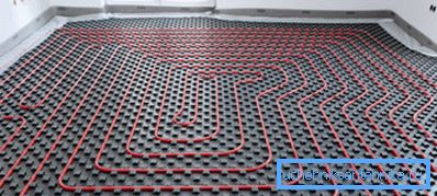 Las tuberías corren debajo de todo el piso, por lo que la habitación se calienta de manera uniforme. Las tuberías corren debajo de todo el piso, por lo que la habitación se calienta de manera uniforme.
