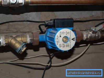 La bomba de circulación proporciona el movimiento del refrigerante. La bomba de circulación proporciona el movimiento del refrigerante.