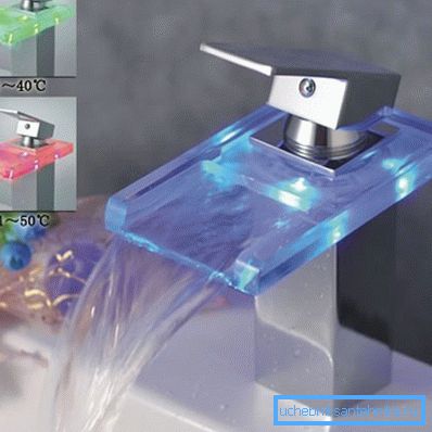 El color de la retroiluminación LED varía con la temperatura del agua. El color de la retroiluminación LED varía con la temperatura del agua.