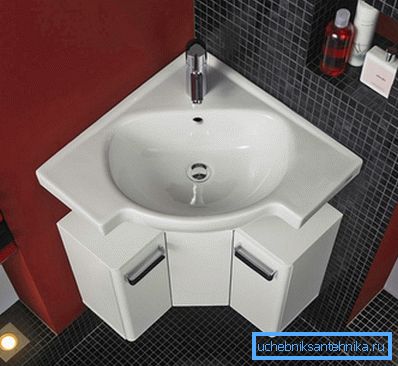 Un lavabo con lavabo es práctico y conveniente. Un lavabo con lavabo es práctico y conveniente.