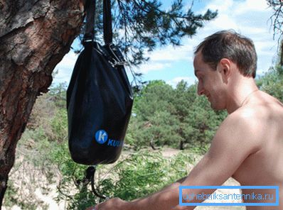Lavabo turístico debe ser simplemente colgado en un árbol. Lavabo turístico debe ser simplemente colgado en un árbol.