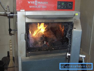 Caldera de combustible sólido de pirólisis sobre madera para sistema de calefacción de viviendas. Caldera de combustible sólido de pirólisis sobre madera para sistema de calefacción de viviendas.
