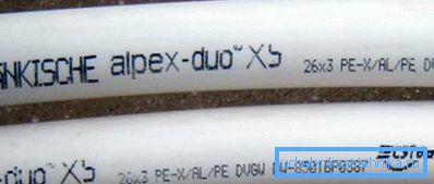 Esta tubería, como se desprende del análisis fotográfico, utiliza polietileno de baja presión para la capa interna. Esta tubería, como se desprende del análisis fotográfico, utiliza polietileno de baja presión para la capa interna.