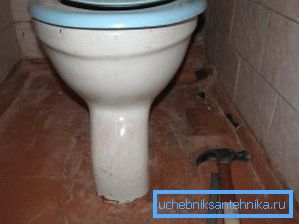 798 Muchos en el baño todavía tienen inodoros fabricados en la Unión Soviética.