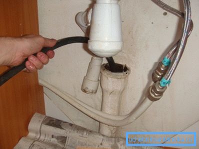 Eliminación del bloqueo de alcantarillado con un cable especial.