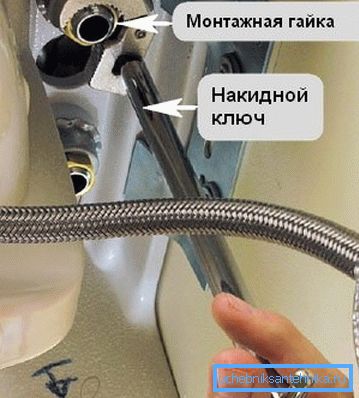 Es más conveniente utilizar una llave inglesa. Es más conveniente utilizar una llave inglesa.