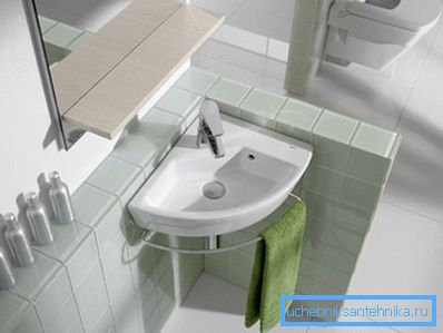 Mini fregadero de esquina en el baño. Mini fregadero de esquina en el baño.