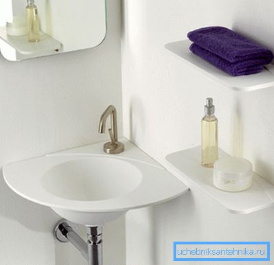 El fregadero de esquina de estilo minimalista es la solución perfecta para ahorrar espacio. El fregadero de esquina de estilo minimalista es la solución perfecta para ahorrar espacio.