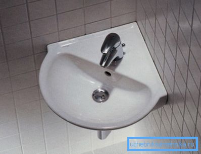 La ubicación angular del fregadero reducirá la cantidad de salpicaduras. La ubicación angular del fregadero reducirá la cantidad de salpicaduras.