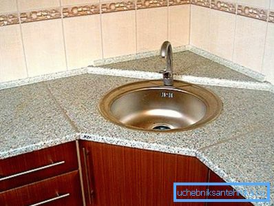 La ubicación en la esquina de dichos sistemas se considera la solución más óptima cuando se crea el interior de una cocina u otros locales donde se utiliza esta ingeniería sanitaria. La ubicación en la esquina de dichos sistemas se considera la solución más óptima cuando se crea el interior de una cocina u otros locales donde se utiliza esta ingeniería sanitaria.