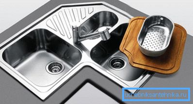Diseño de esquina con varios cuencos: una opción racional para una cocina pequeña Diseño de esquina con varios cuencos: una opción racional para una cocina pequeña