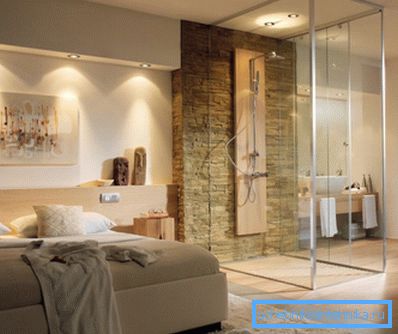 Las esquinas hacen que el compartimiento de la ducha sea una parte orgánica del interior en un estudio. Las esquinas hacen que el compartimiento de la ducha sea una parte orgánica del interior en un estudio.