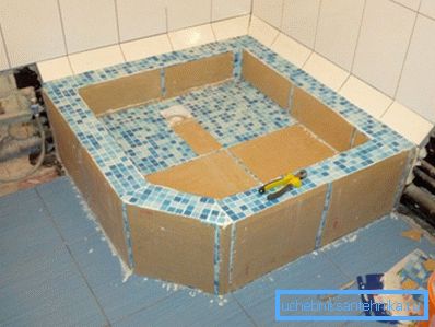Colocación de mosaicos decorativos.